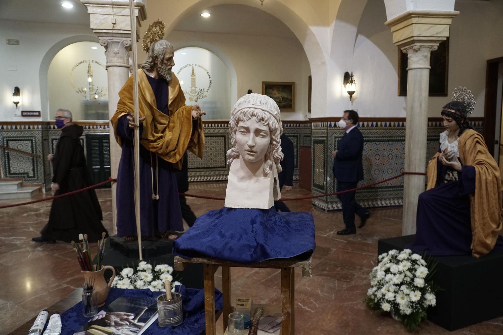 Taller de imaginería en el patio del Mercantil.