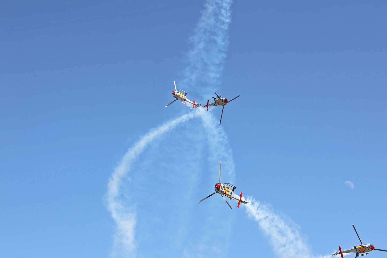 Fotografías de la exhibición aérea de la Patrulla Acrobática de Paracaidismo del Ejército del Aire 'Papea' y de la Patrulla Acrobática de Helicópteros 'ASPA'  en los actos de homenaje al centenario del Plus Ultra presidido por S.M. el Rey Felipe VI