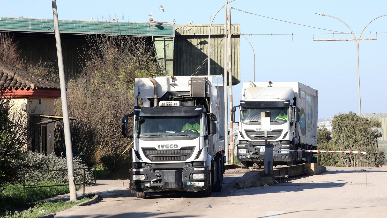 Dos camiones saliendo de la planta de tratamiento de Las Calandrias.