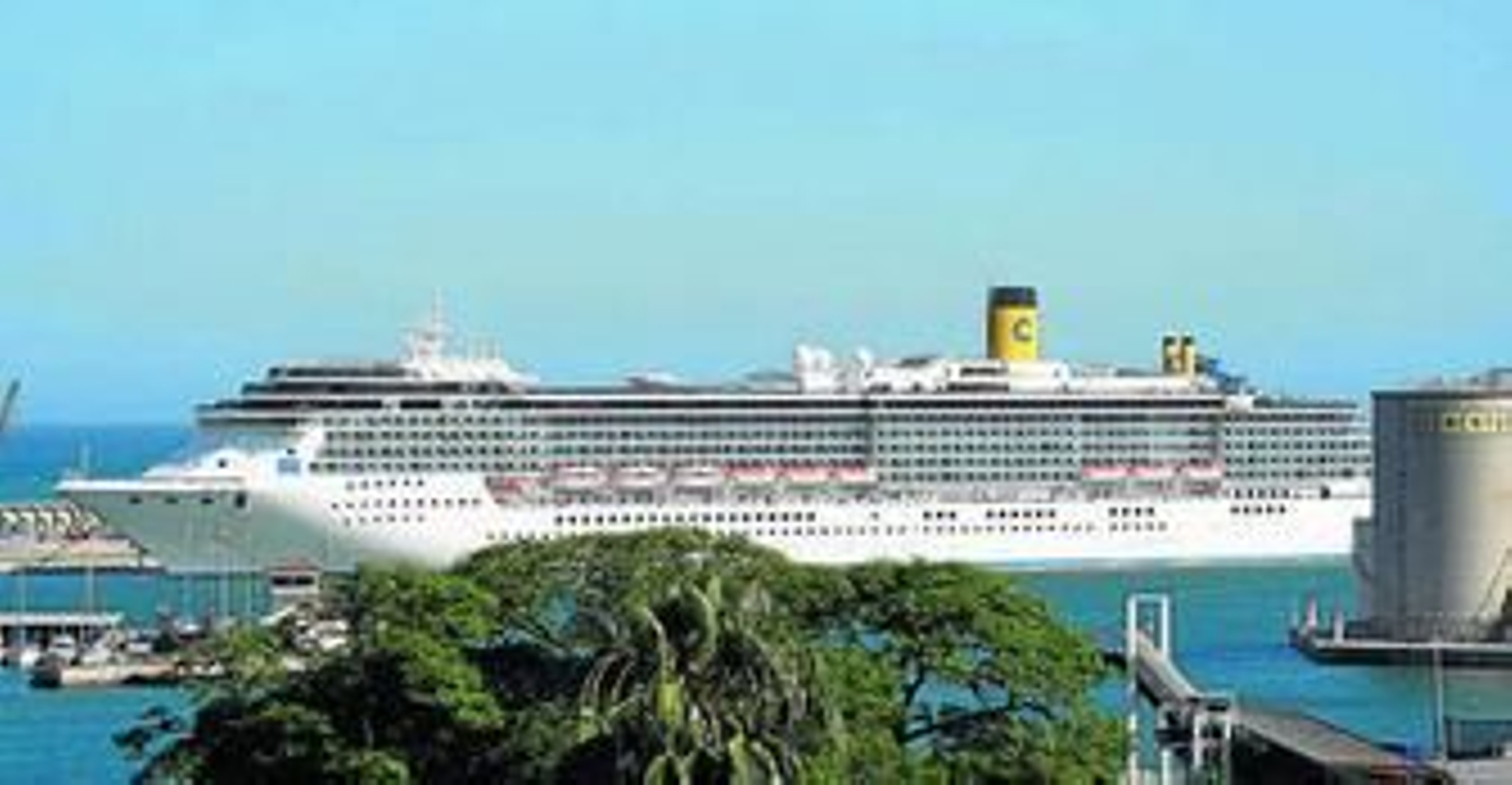 El 'Costa Mediterranea' atracado en Málaga.