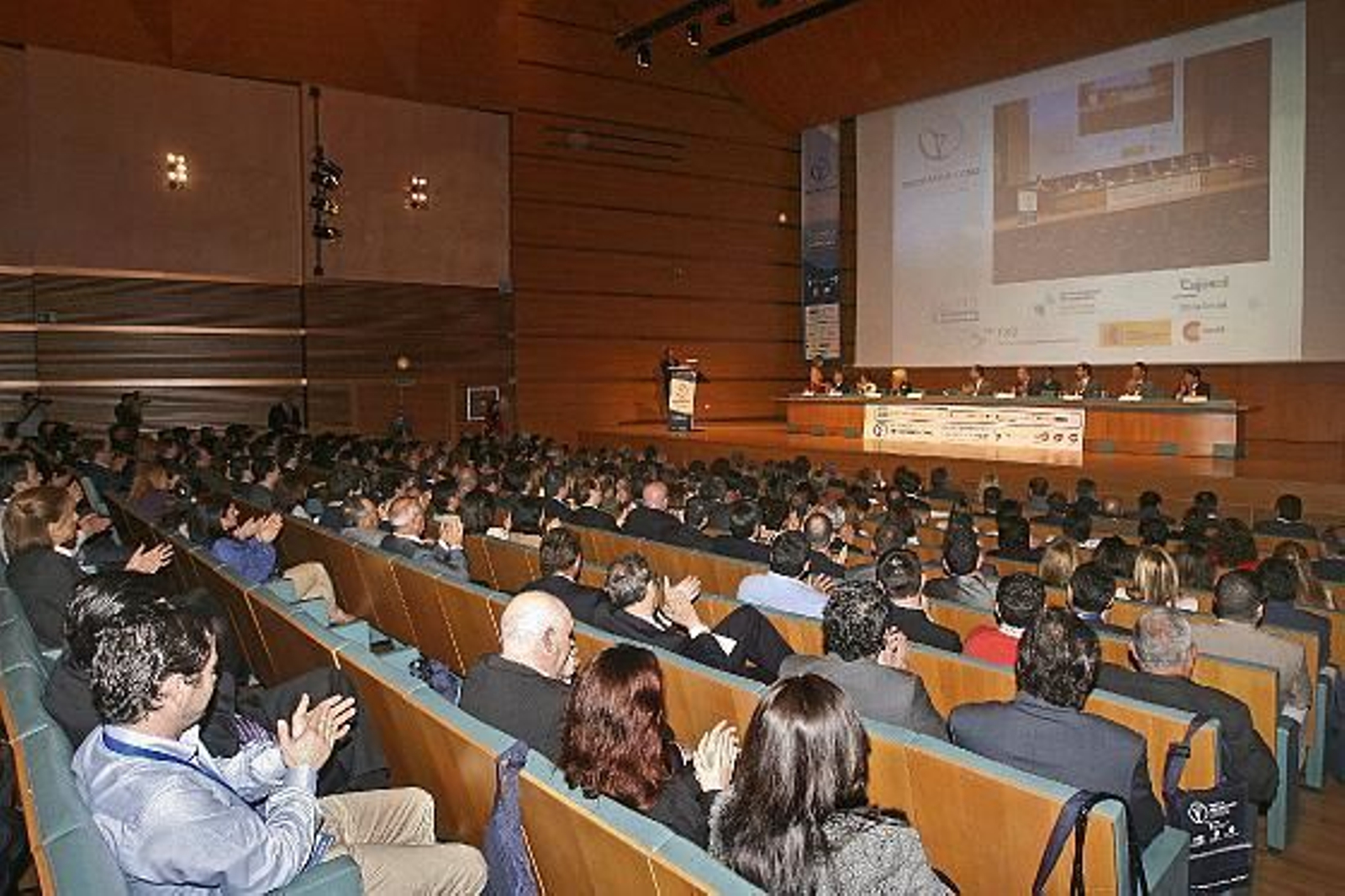 El acto de inauguración del Congreso Iberoamericano de Jóvenes Empresarios ha estado presidido por el Príncipe de Asturias, acompañado por la Ministra de Igualdad y la alcaldesa de Cádiz, entre otros

Foto: Joaquin Pino