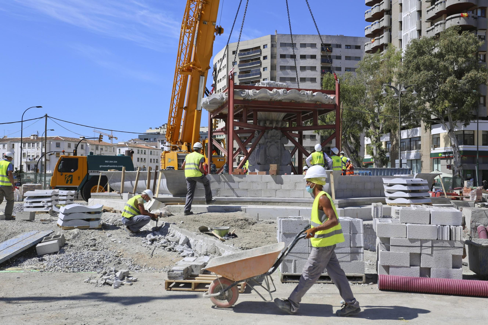 Fotos de la fuente de las Tres Gitanillas, que ya luce en la Avenida de Andalucía de Málaga