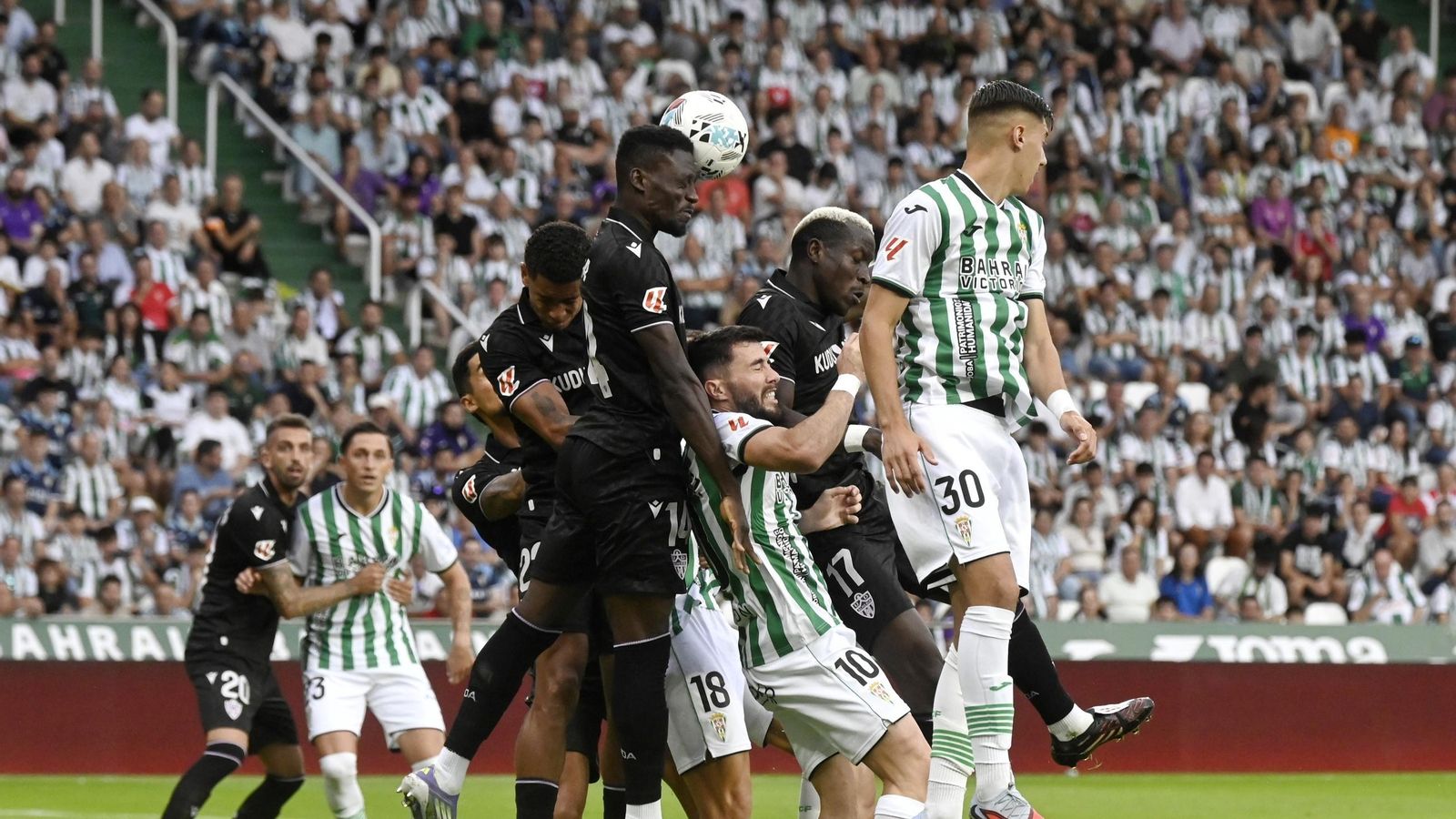 Baba despeja un centro del Córdoba CF en el derbi andaluz ante el Almería.