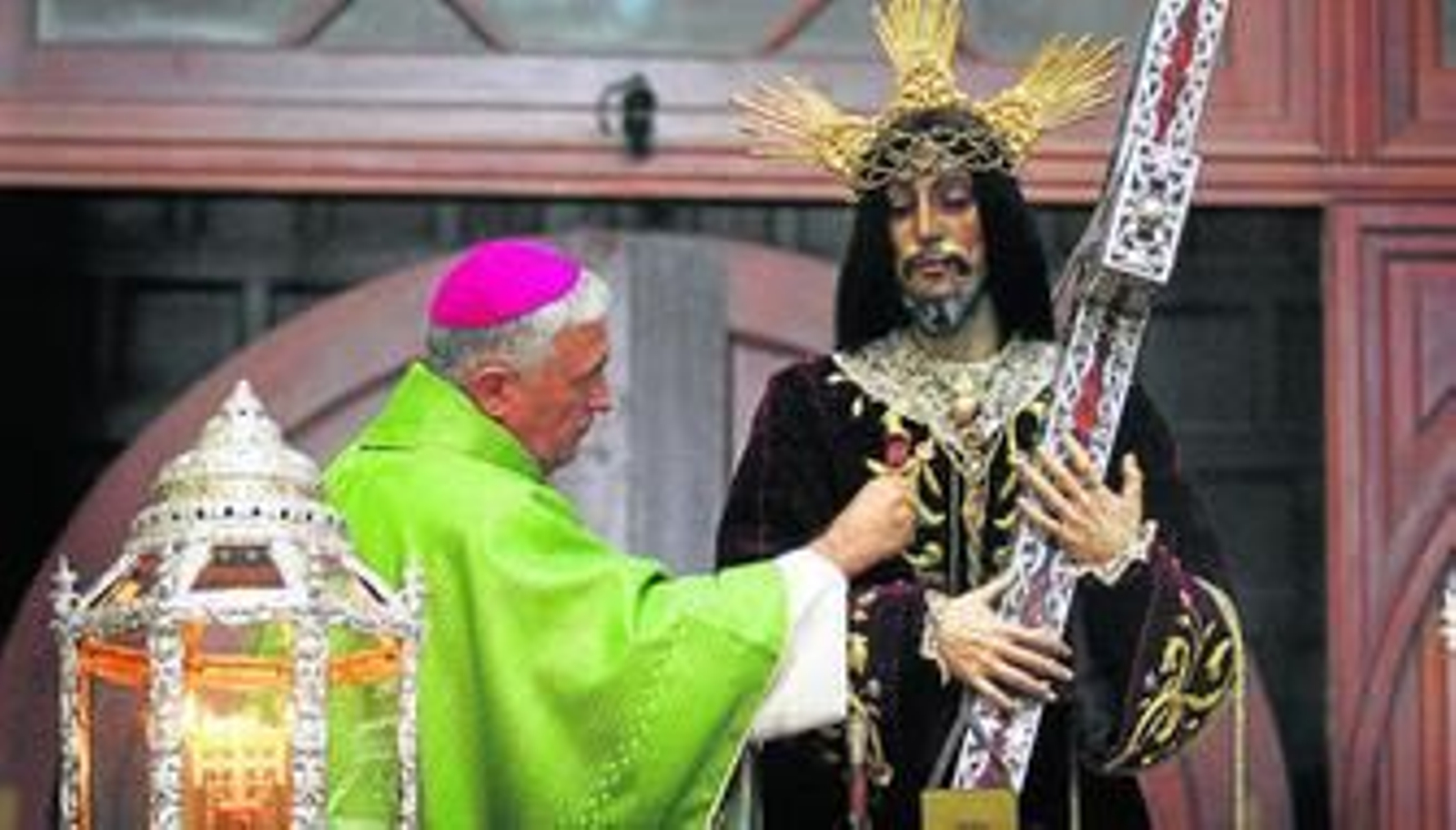 El obispo de Cádiz y Ceuta, Rafael Zornoza, impone al Nazareno de Santa María la Medalla de Oro de la ciudad.