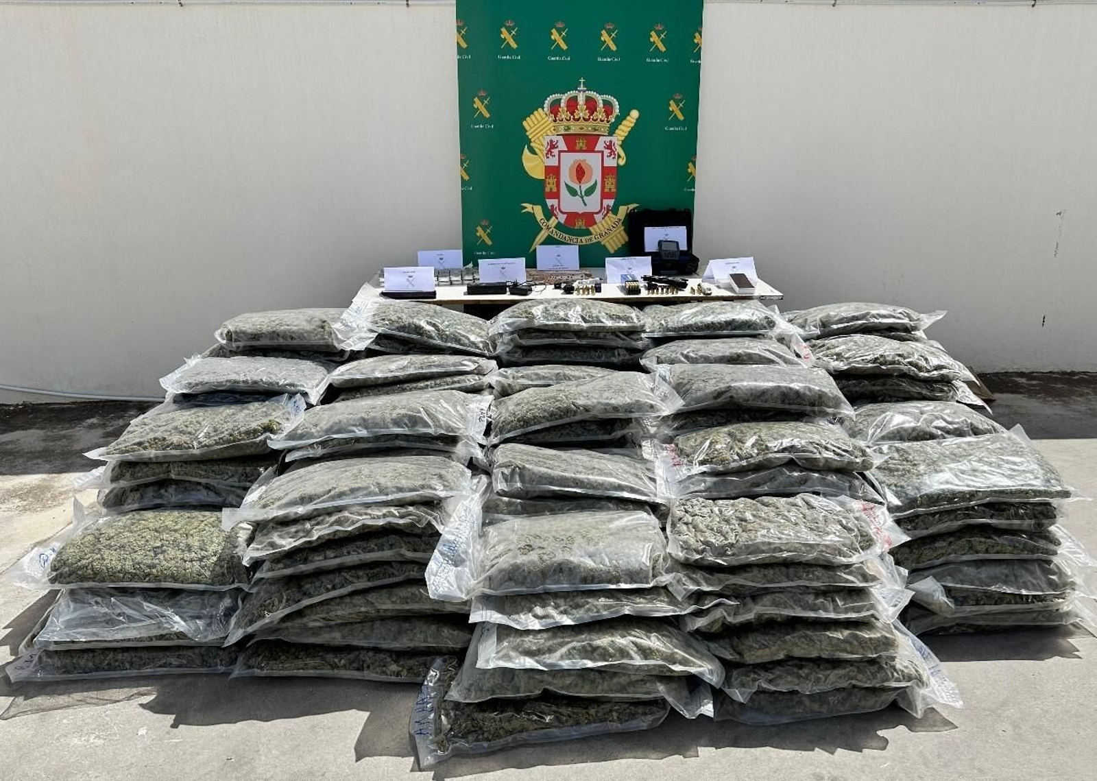 Golpe al cultivo y tráfico de marihuana en Albolote: La Guardia Civil incauta más de 190 kilos de marihuana, hachís, 5.800 plantas de cannabis y dos pistolas Golpe al cultivo y tráfico de marihuana en Albolote: La Guardia Civil incauta más de 190 kilos de marihuana, hachís, 5.800 plantas de cannabis y dos pistolas