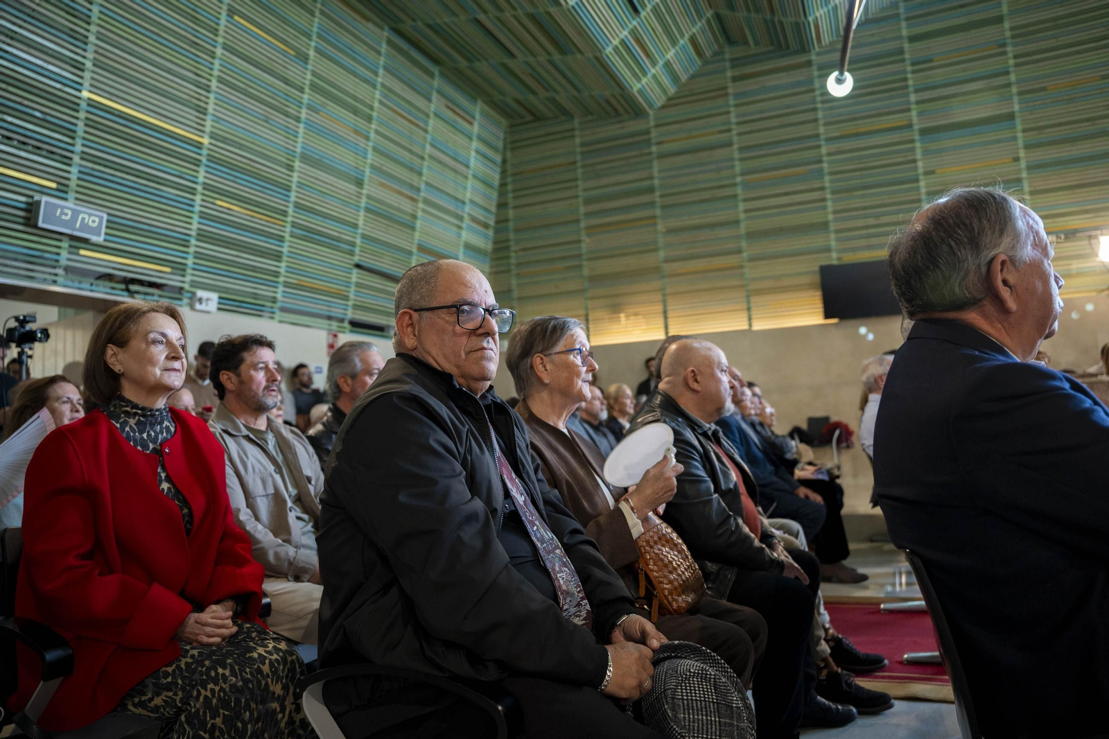 Almería rinde homenaje a su personal municipal con la imposición de los Escudos de Oro