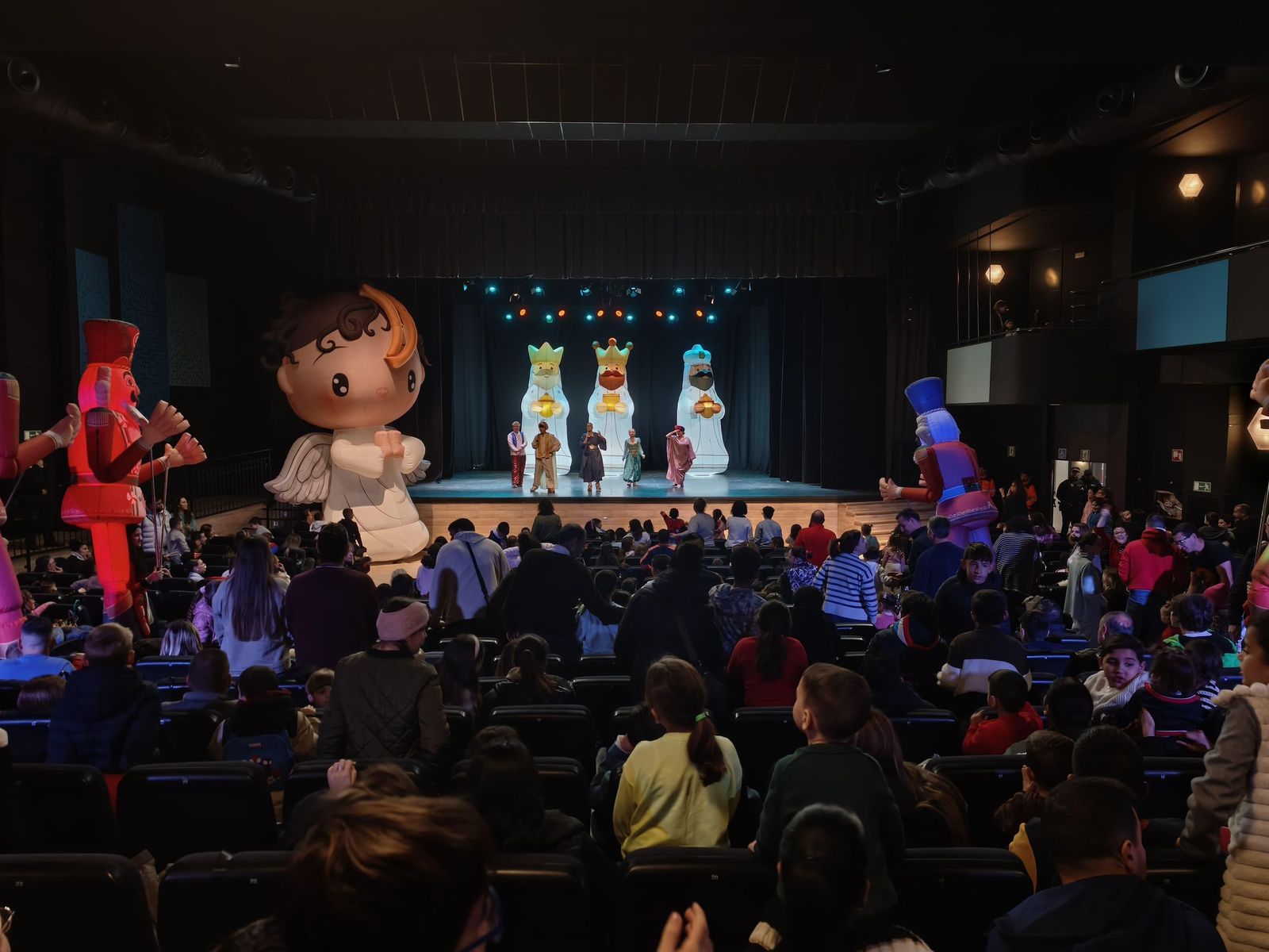 Adra recibe a Melchor, Gaspar y Baltasar en un Auditorio hasta la bandera, en imágenes