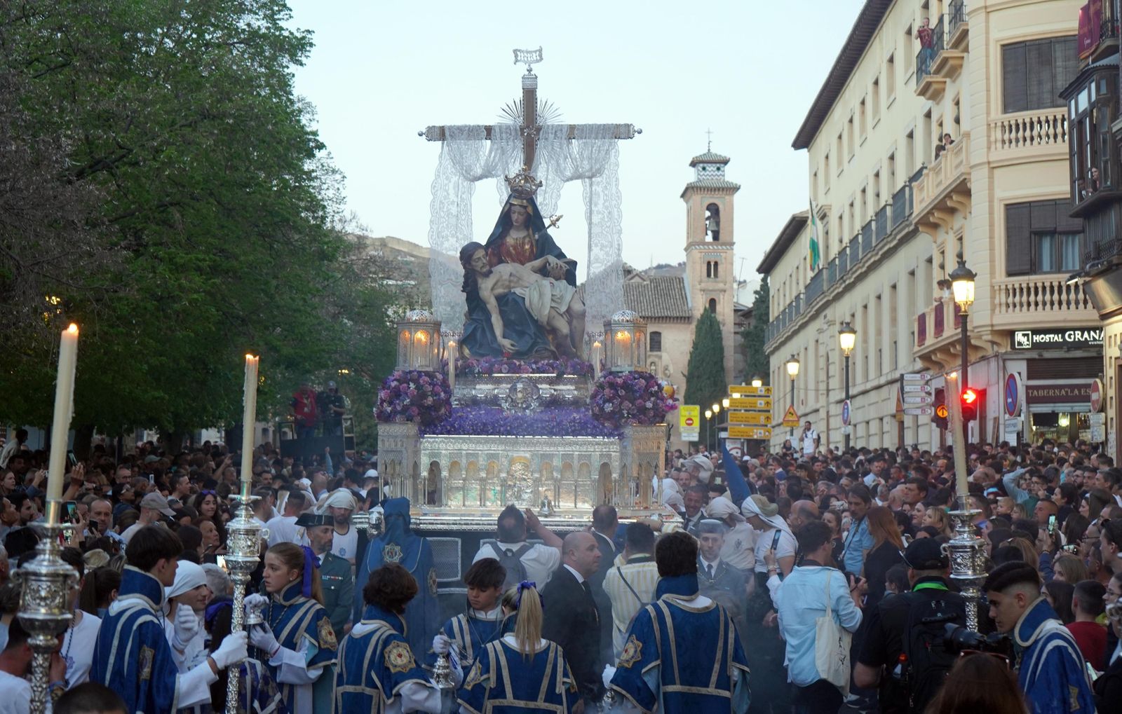 Las fotos de la salida de Santa María de la Alhambra y su bajada a Granada