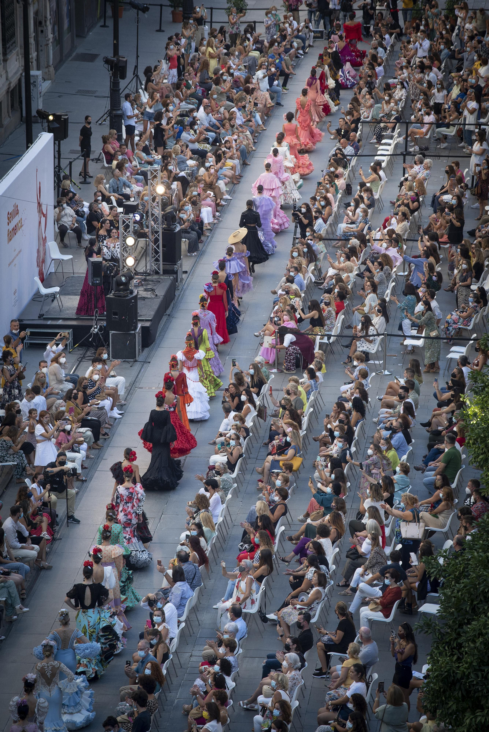 El desfile de moda flamenca de la Avenida de la Constitución, en imágenes