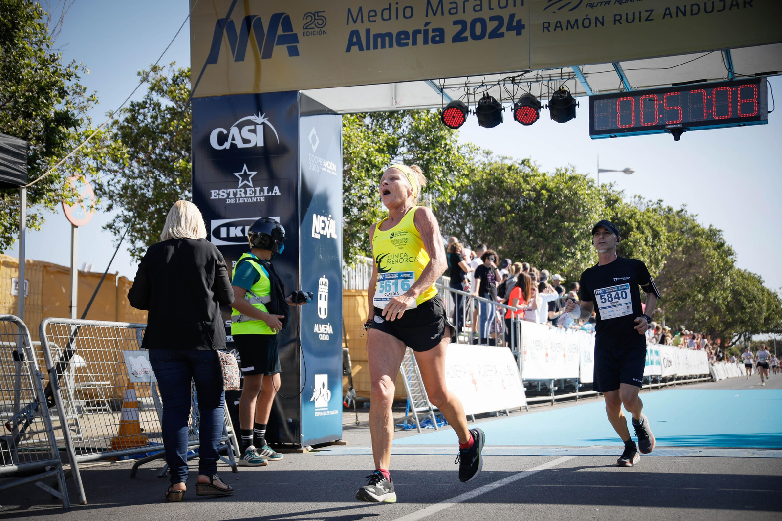 Imágenes de la llegada de la Media maratón Ciudad de Almería