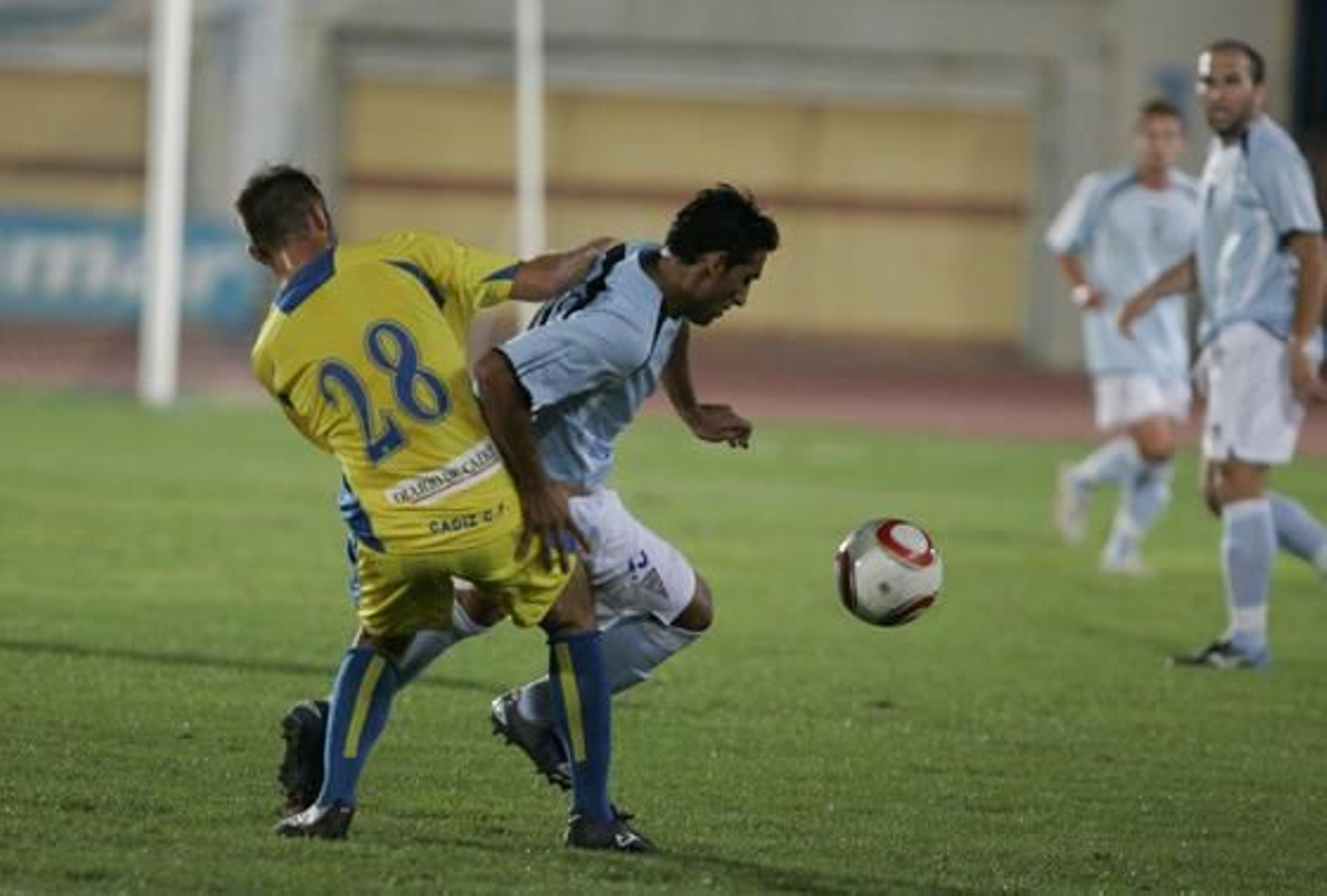 Pecci corta el avance de Moreno. 

Foto: Javier Alonso