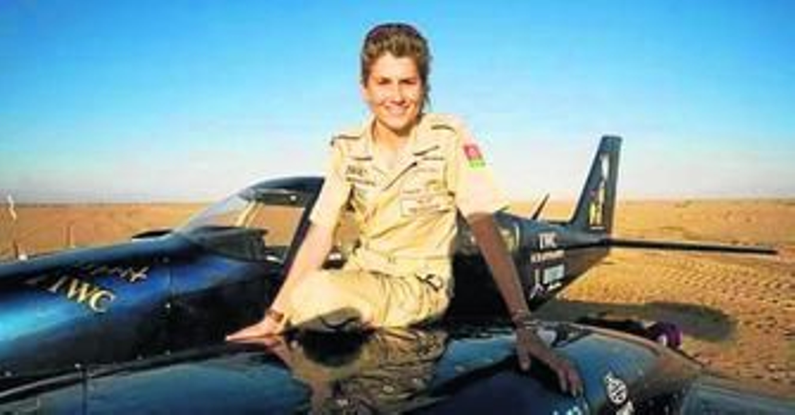 1. La piloto tiene en su haber miles de aventuras, en 1998 pilotó un viejo avión de la Segunda Guerra Mundial. 2. En su rueda de prensa en Motril. 3. Actualmente Mercé tiene una empresa de aviación. Fotos: R. F.