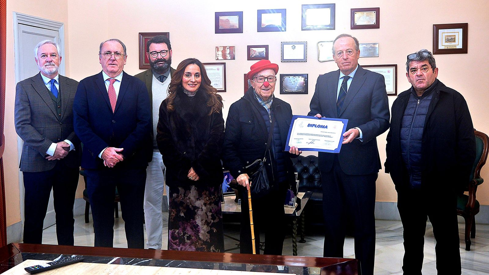 Esteban Viaña y Nicolás Montoya, recogiendo el premio de manos de Marcos Camacho.
