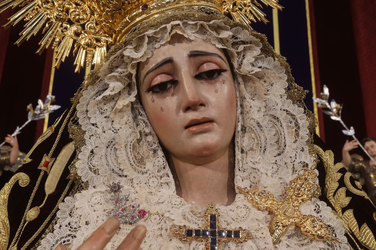 Las impresionantes imágenes de la Virgen de la Victoria en su besamanos