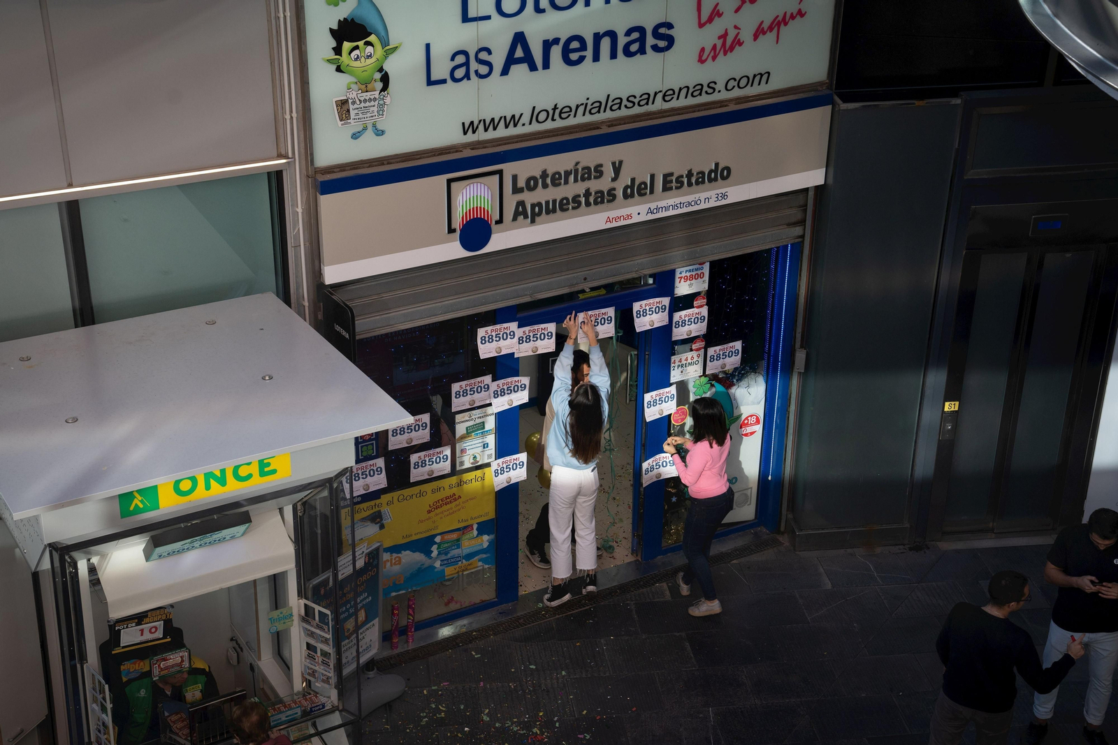 Celebraciones de los premiados con la Lotería de Navidad en España Celebraciones de los premiados con la Lotería de Navidad en España