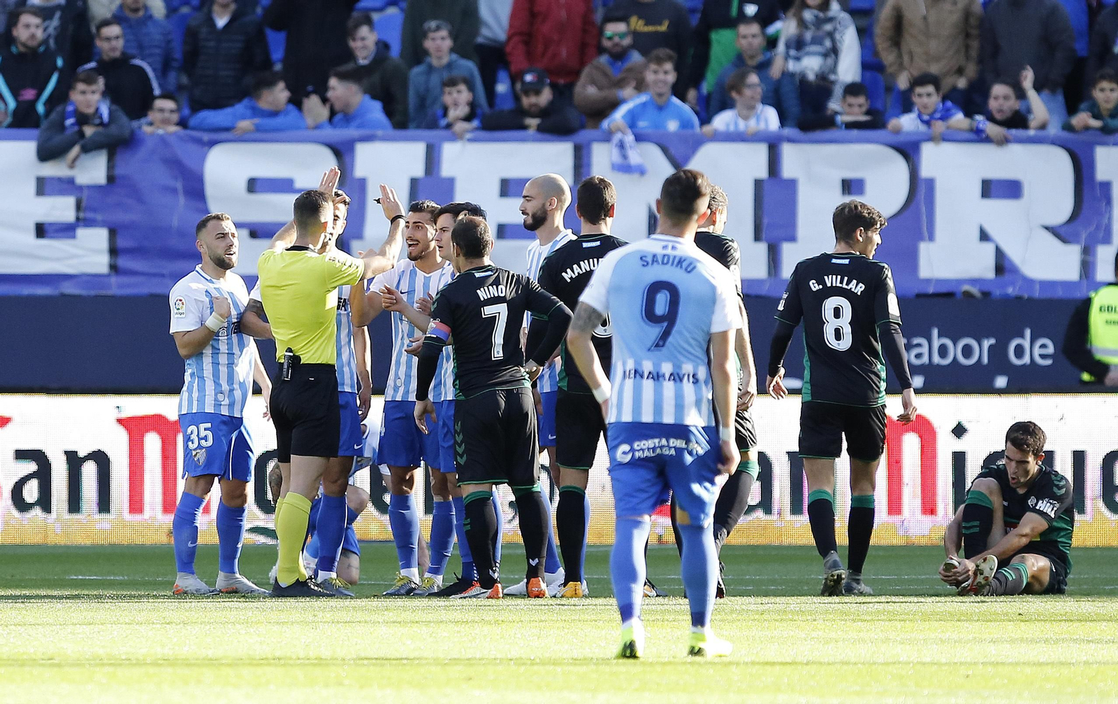 Los jugadores del Málaga protestan una acción durante el partido contra el Elche en La Rosaleda Los jugadores del Málaga protestan una acción durante el partido contra el Elche en La Rosaleda