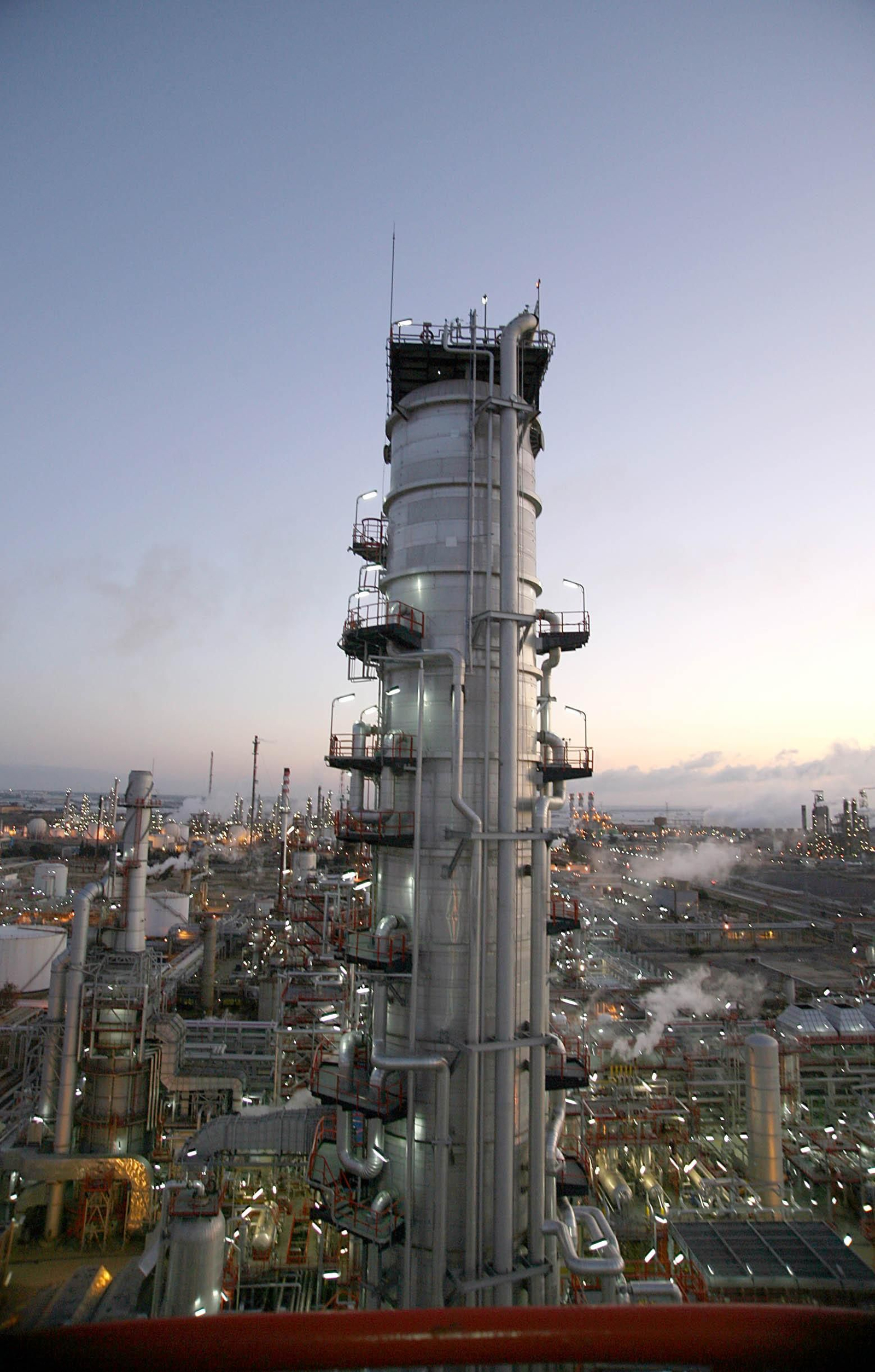 Instalaciones de la Refinería de Cepsa.