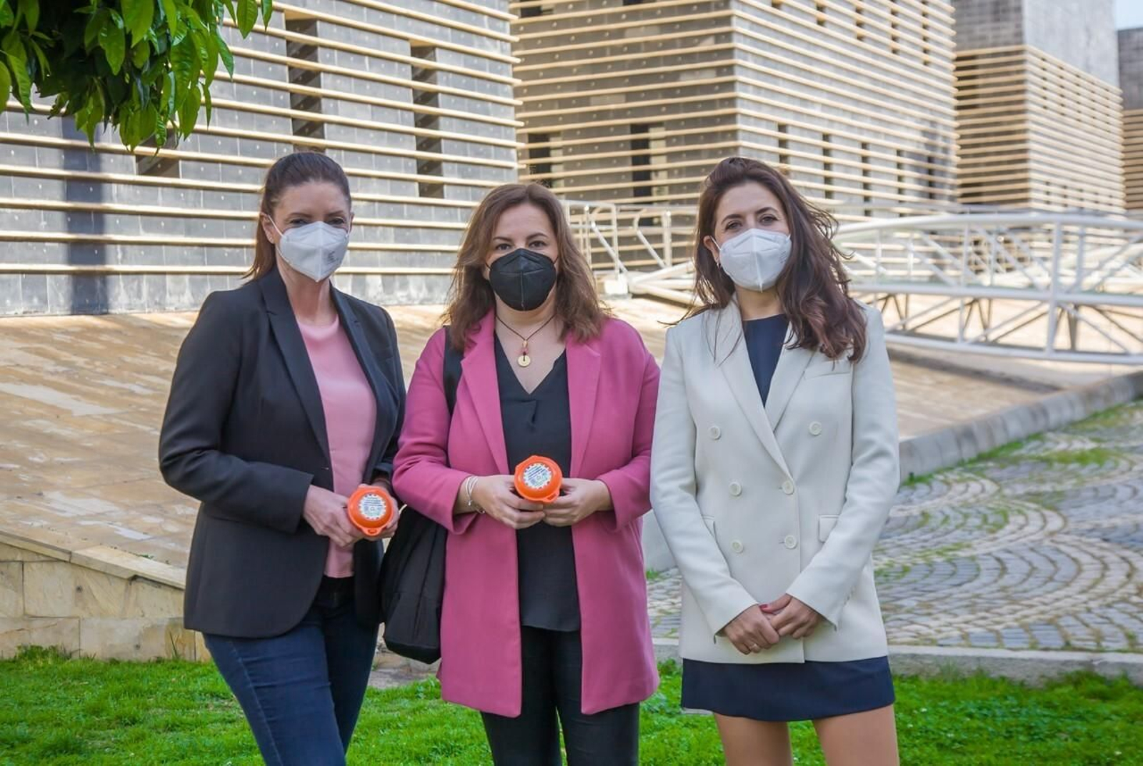 Natividd Moya, Isabel Castilla e Isabel Butrón, junto a Aguas de Huelva.