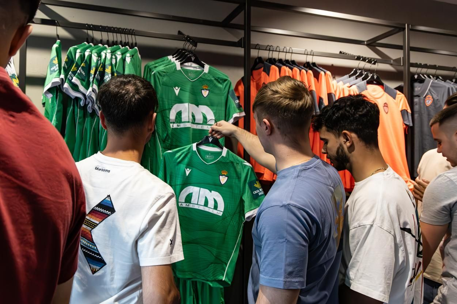 Así son las nuevas camisetas y la nueva tienda del Real Jaén, en imágenes