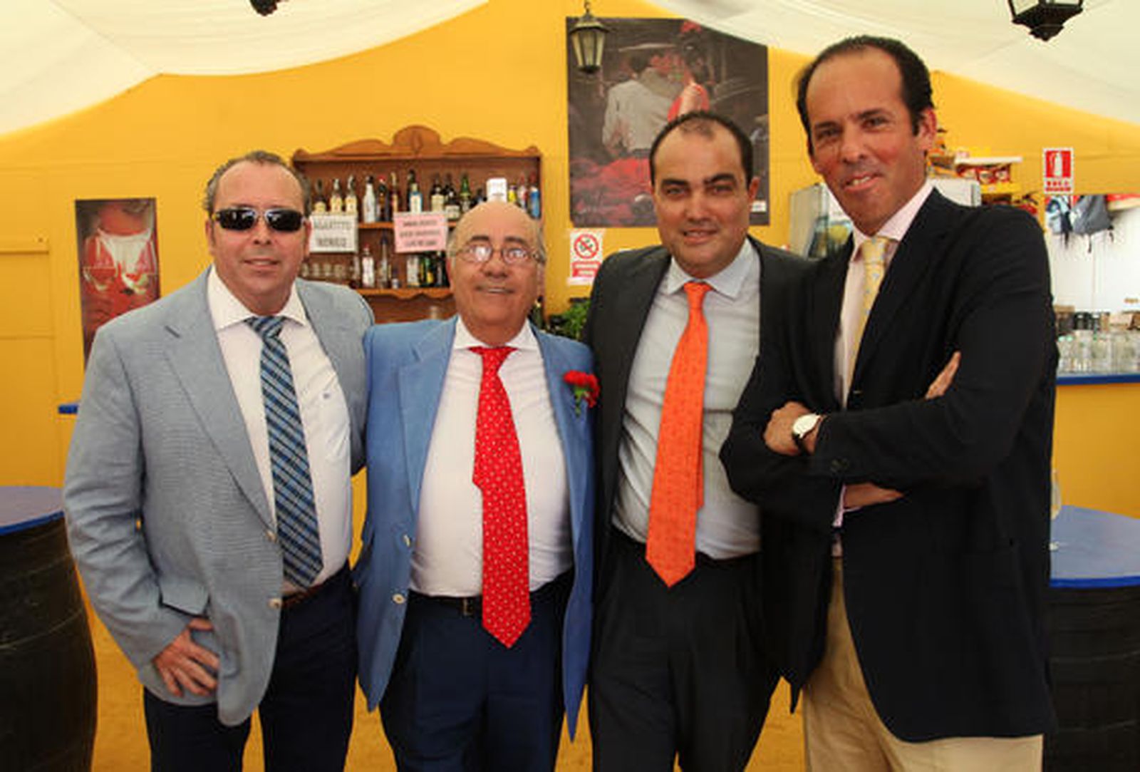 El director comercial de Diario de Jerez, Benjamín Sánchez, junto al hostelero Faustino Rodríguez, del Bar Juanito; David Fernández, y José Argudo, ‘brand manager’ de Tío Pepe.

Foto: Vanesa Lobo