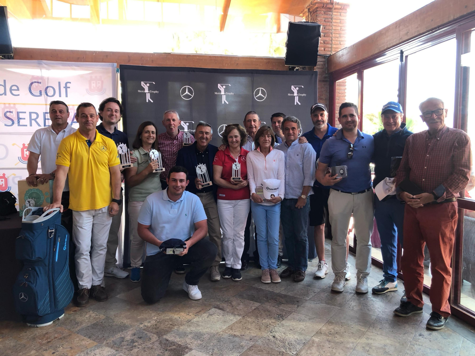 Foto de familia con los distintos ganadores del Torneo Saveres de golf.