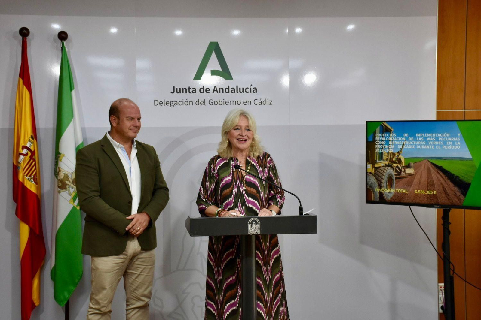 La delegada del Gobierno de la Junta en Cádiz, Mercedes Colombo, y el delegado territorial de Sostenibilidad y Medio Ambiente, Óscar Curtido.