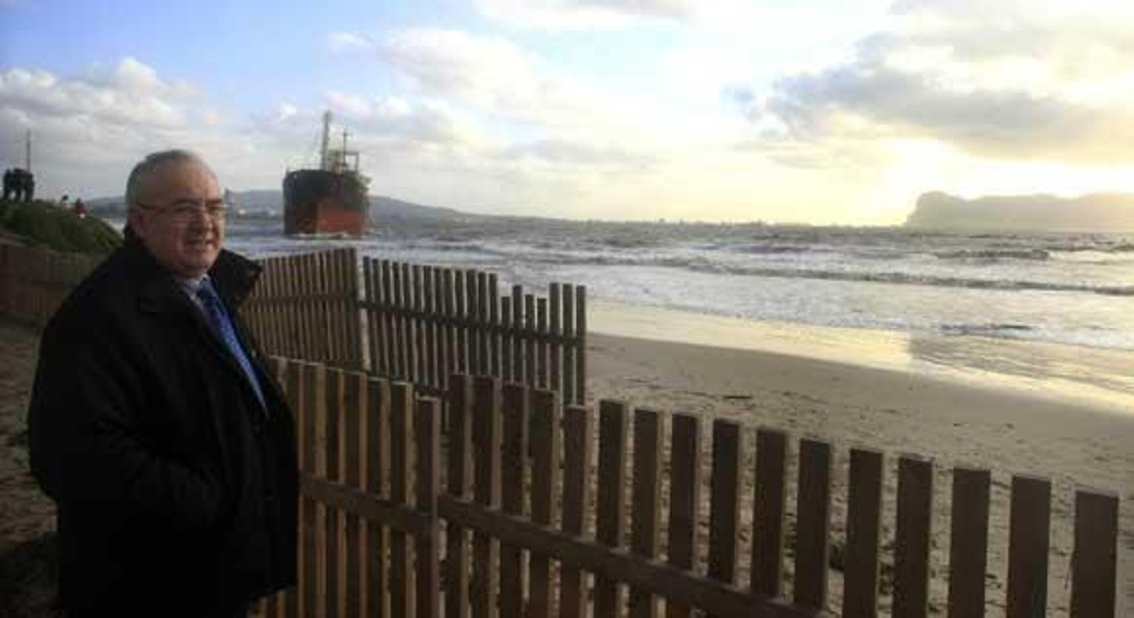 El temporal de Levante hace que el buque 'Rhea' vare en El Rinconcillo tras rechazar la ayuda de Capitanía./Fotos:Erasmo Fenoy 

Foto: Erasmo Fenoy