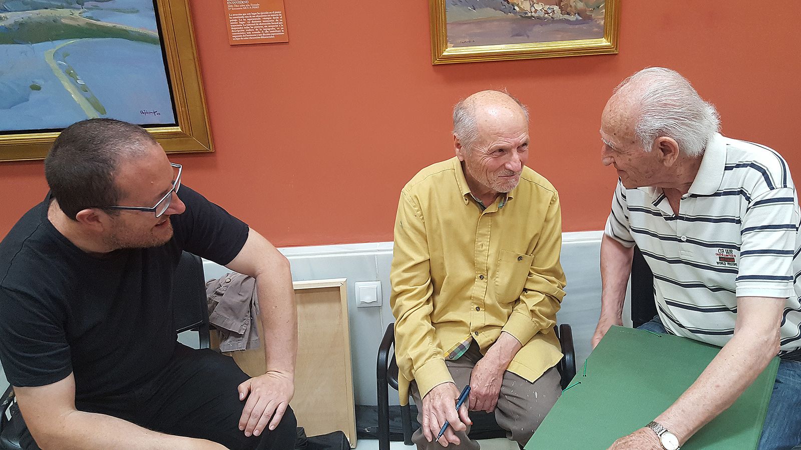 Los artistas Andrés García Ibáñez y Antonio López en el taller en el Museo Ibáñez.