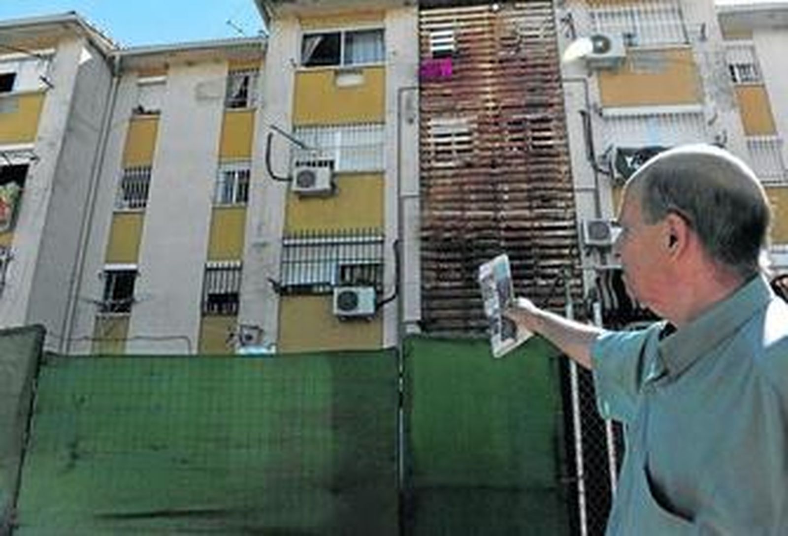 El dirigente vecinal Rafael Pertegal muestra el lugar donde fue tiroteada la pequeña Encarnación Silva Salguero.