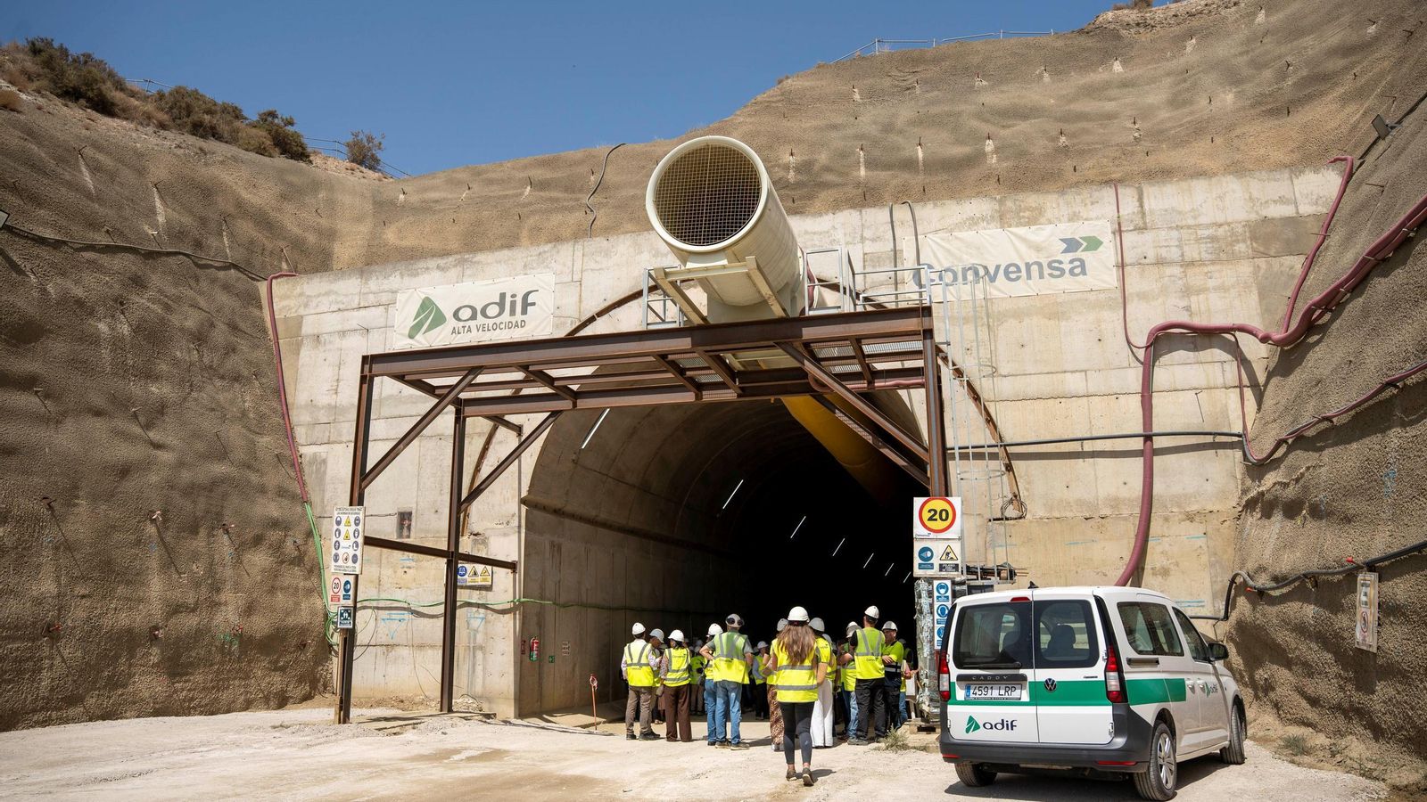 En Viator, el ministro de Transportes y Movilidad Sostenible, Óscar Puente, visita las obras del túnel de Viator y preside el cale en el tramo Níjar-Río Andarax de la futura Línea de Alta Velocidad entre Almería y Murcia.