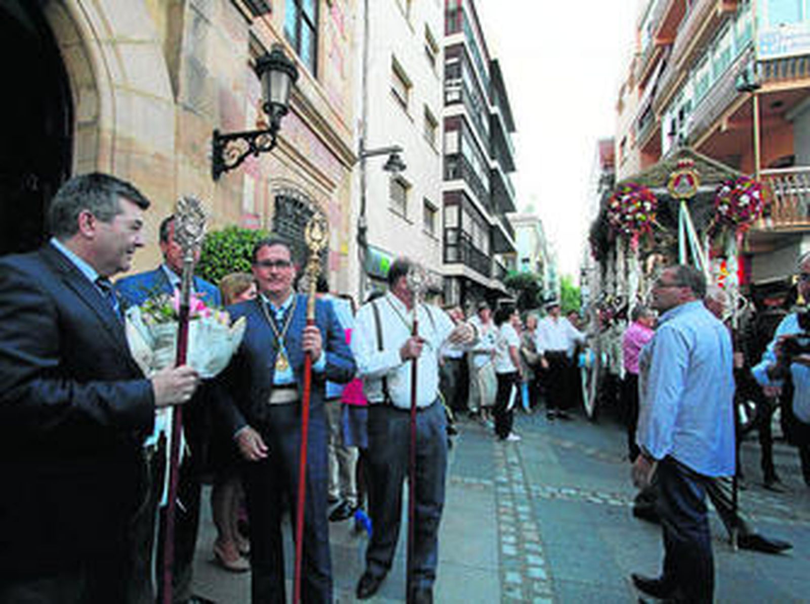 El edil Luis Ángel Fernández entrega un ramo de flores al Simpecado, ayer.