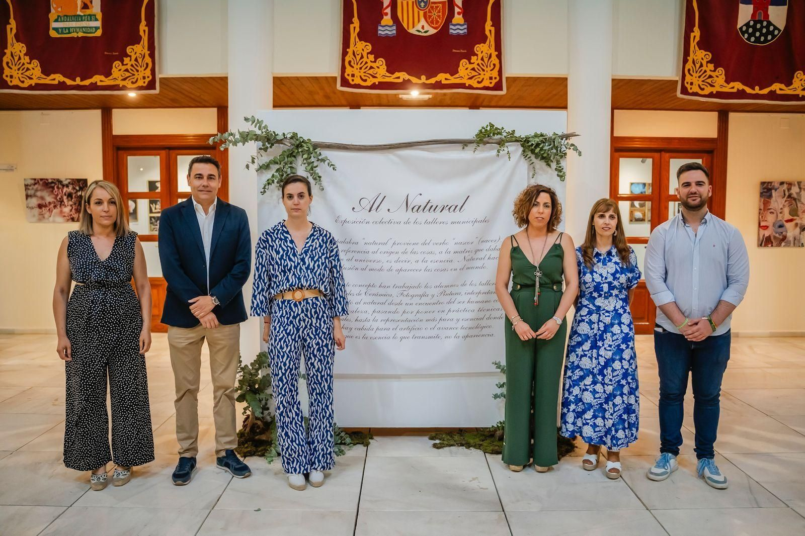 El concejal de Cultura, Daniel Salcedo, y otros ediles del equipo de Gobierno visitan la muestra 'Al Natural'.