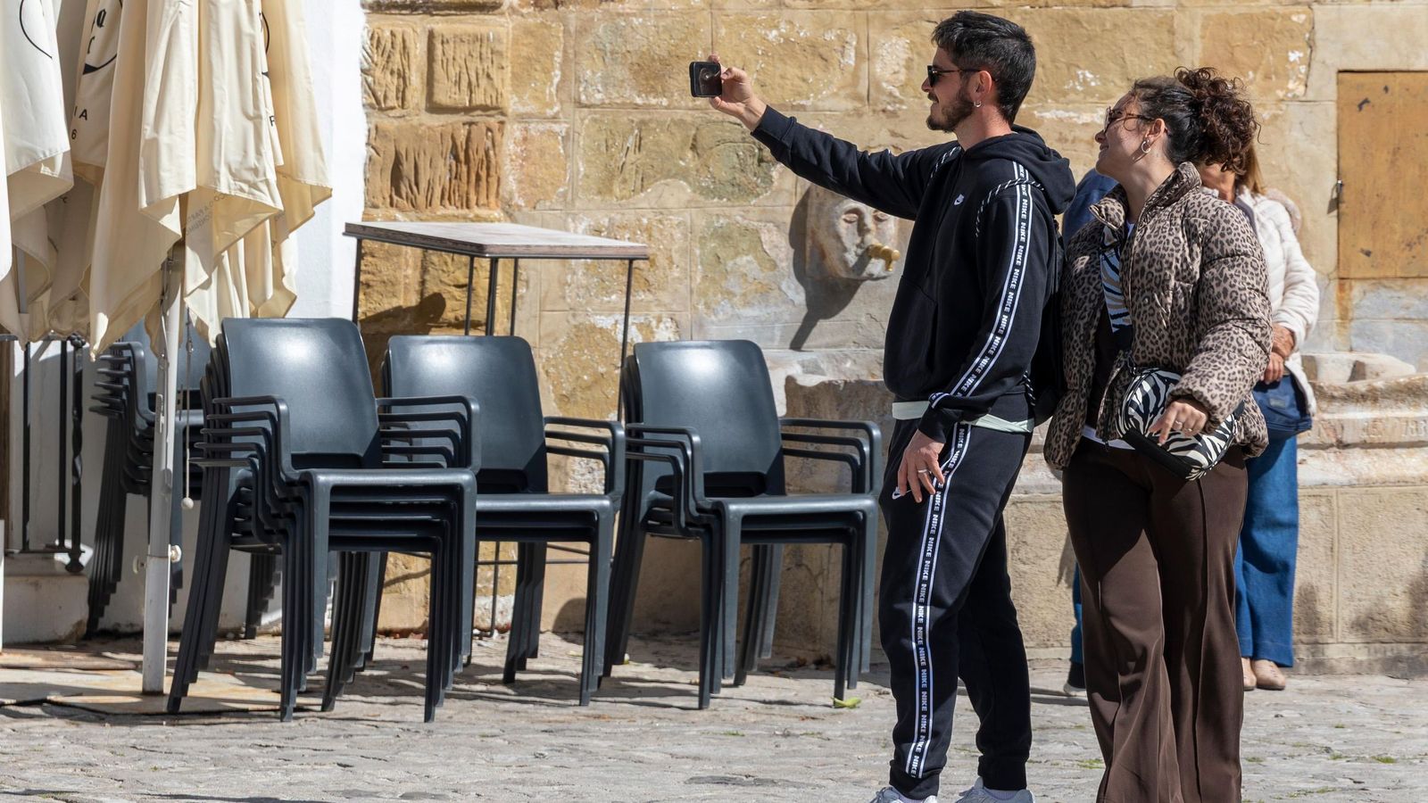 Una pareja se hace un selfie en Grazalema.