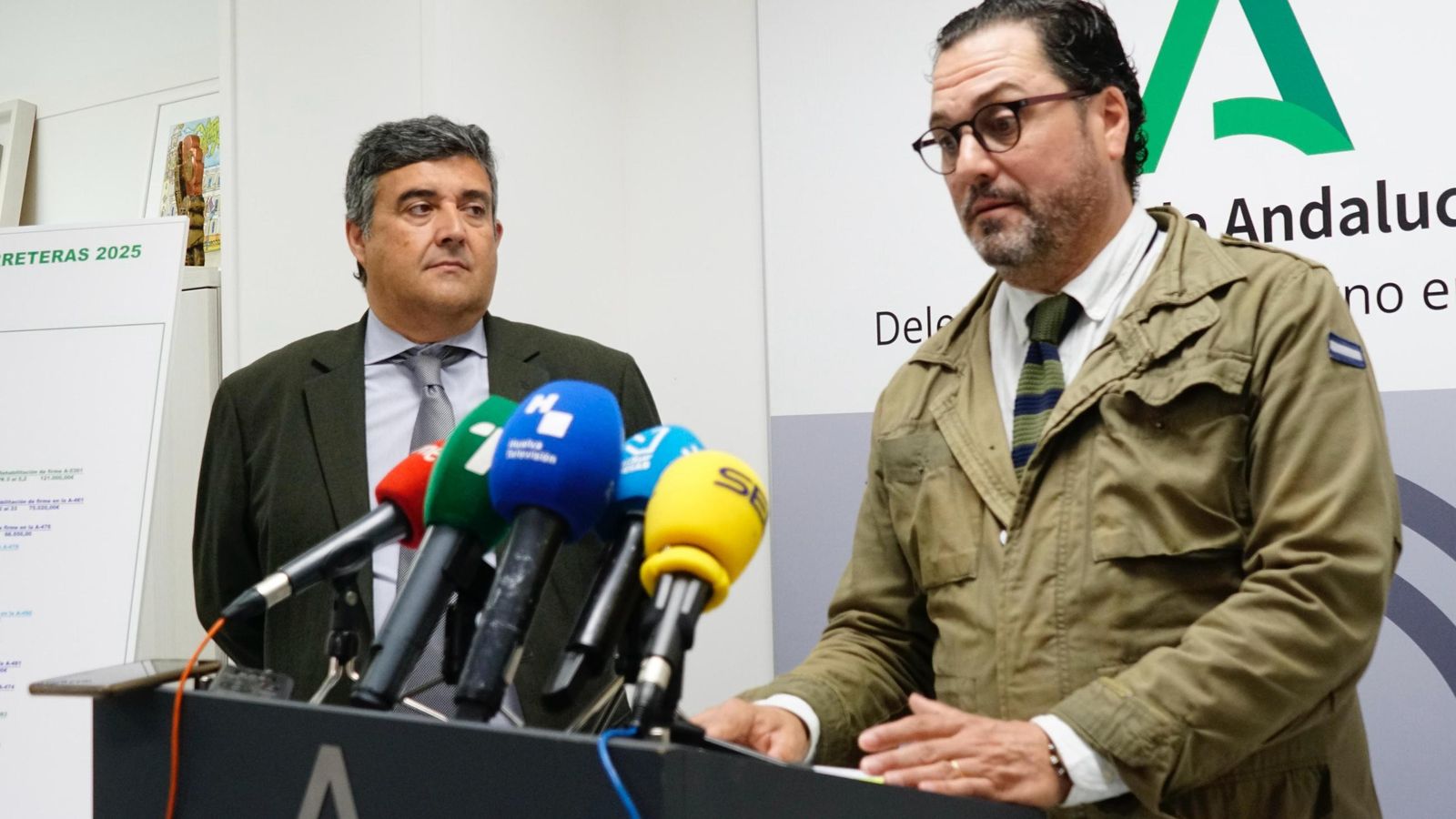 El delegado del Gobierno de la Junta de Andalucía en Huelva, José Manuel Correa, acompañado por el delegado de Fomento, Articulación del Territorio y Vivienda, Jaime Pérez.