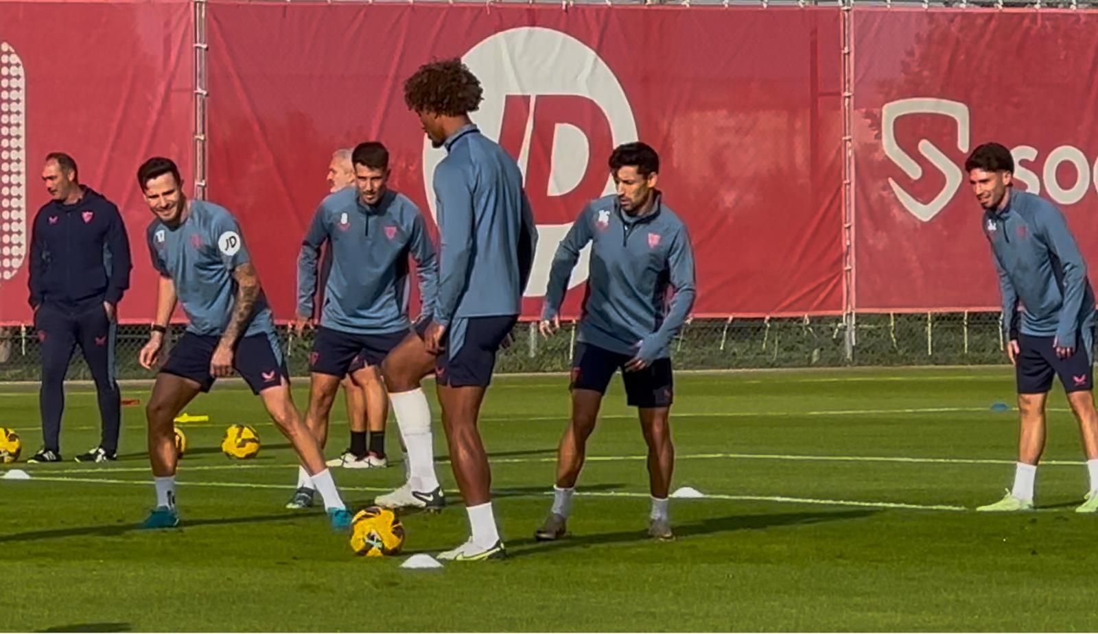Del vendaje de Badé a la charla de Del Nido Carrasco en el entrenamiento del Sevilla