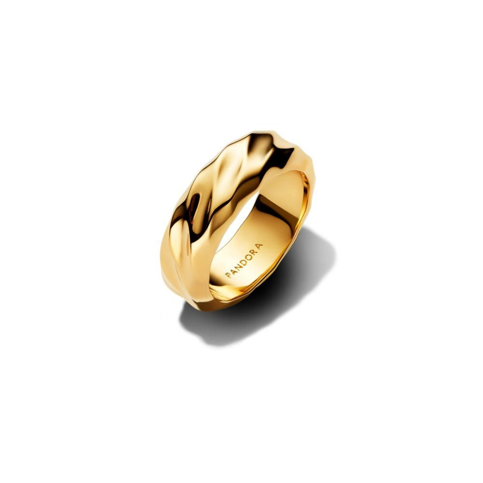 Pandora Anillo en plata de primera ley con un recubrimiento en oro de 14K banda ancha ondulada Pandora Anillo en plata de primera ley con un recubrimiento en oro de 14K banda ancha ondulada