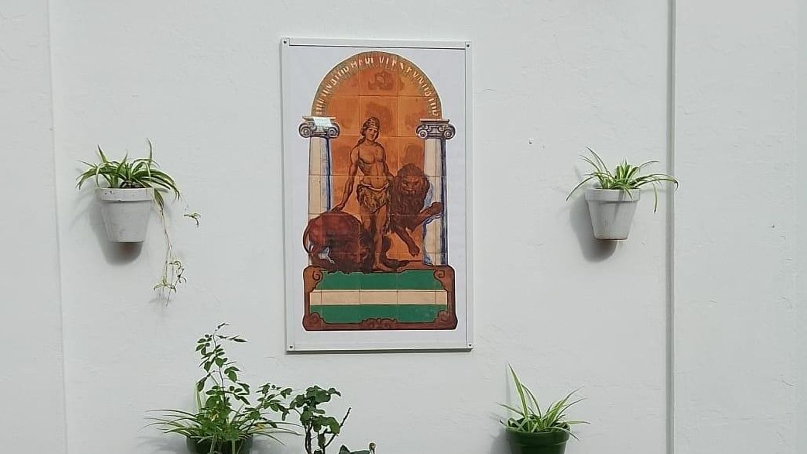 Placa que se ha instalado en la Plaza de Blas infante