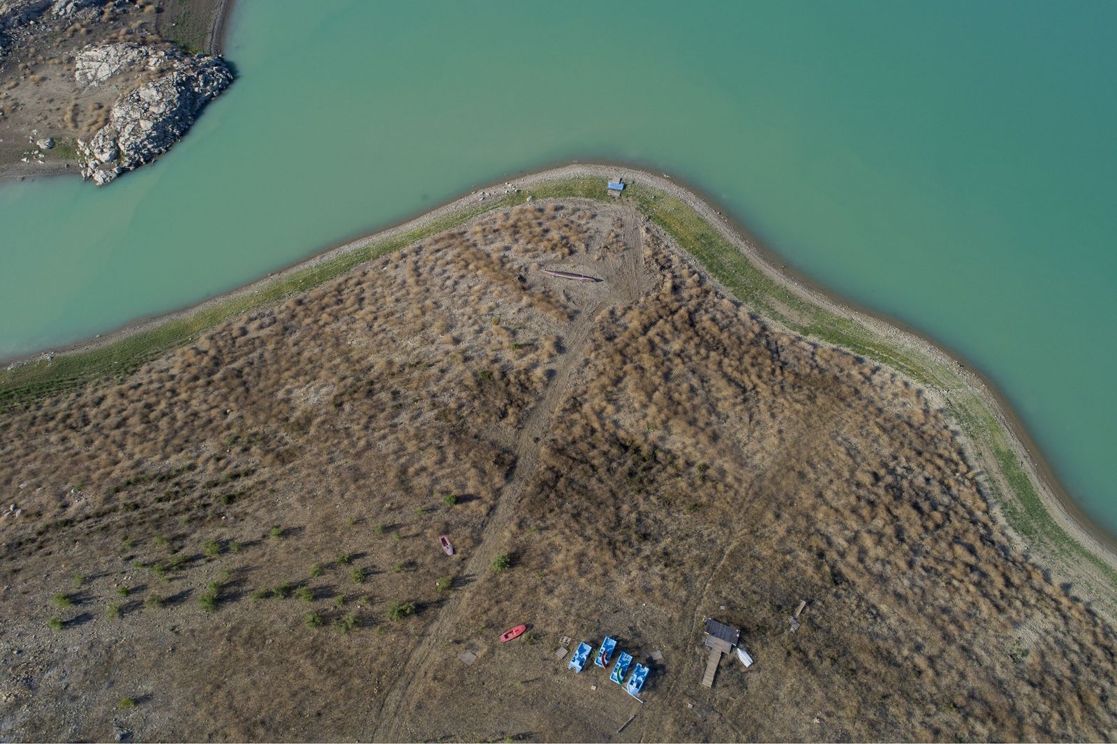 Vista aérea del embarcadero del embalse de la Viñuela, el más grande de Málaga.