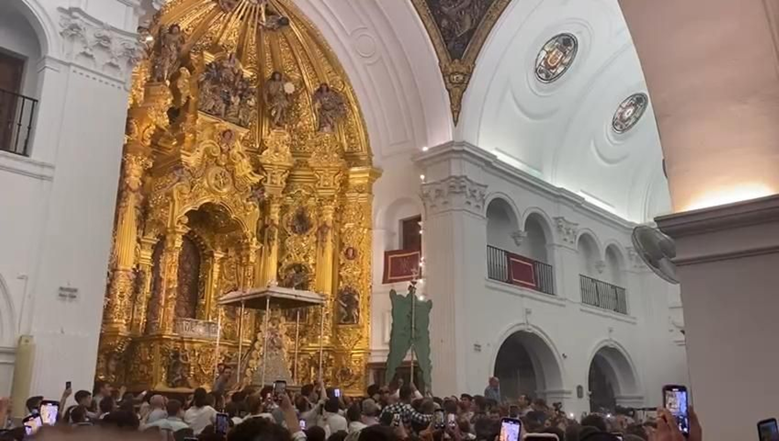 La Virgen cruza la reja. La Virgen cruza la reja.
