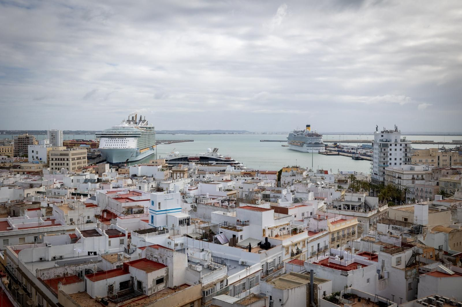 Imágenes de los cruceristas que han llegado a Cádiz este 1 de mayo festivo