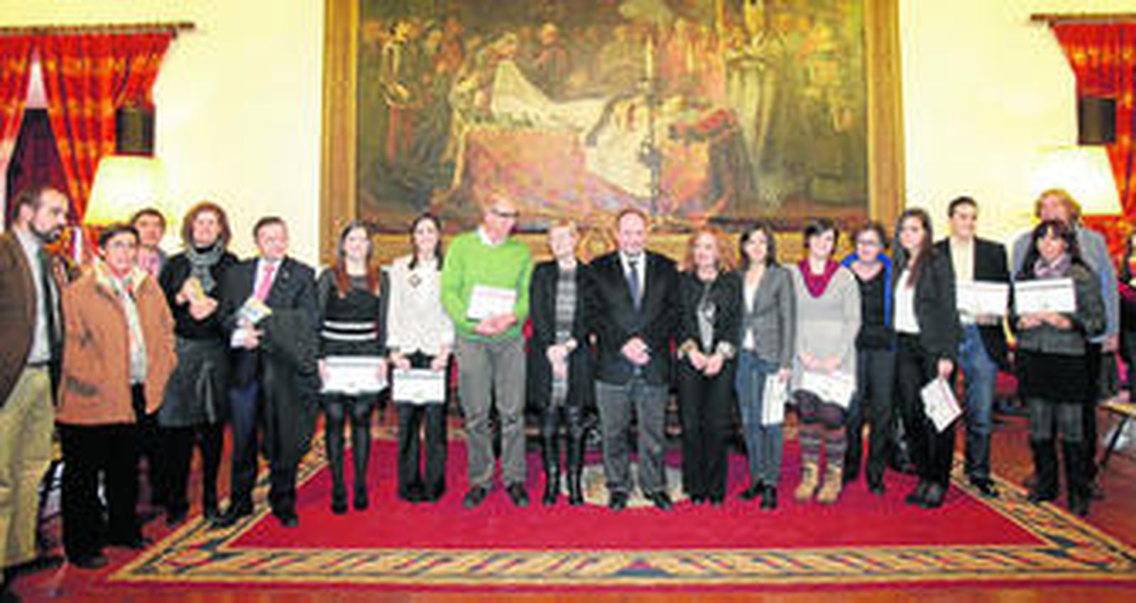 Foto de familia de los estudiantes que han recibido premio o mención.