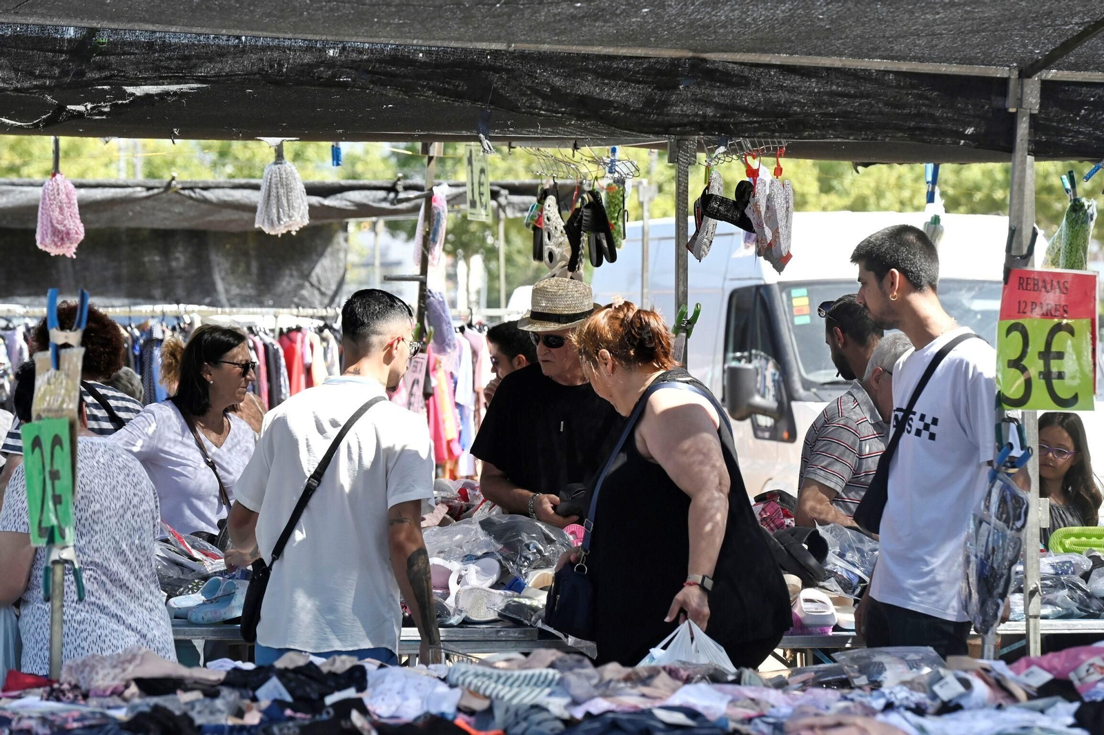 Un domingo de verano en el mercadillo de El Arenal de Córdoba