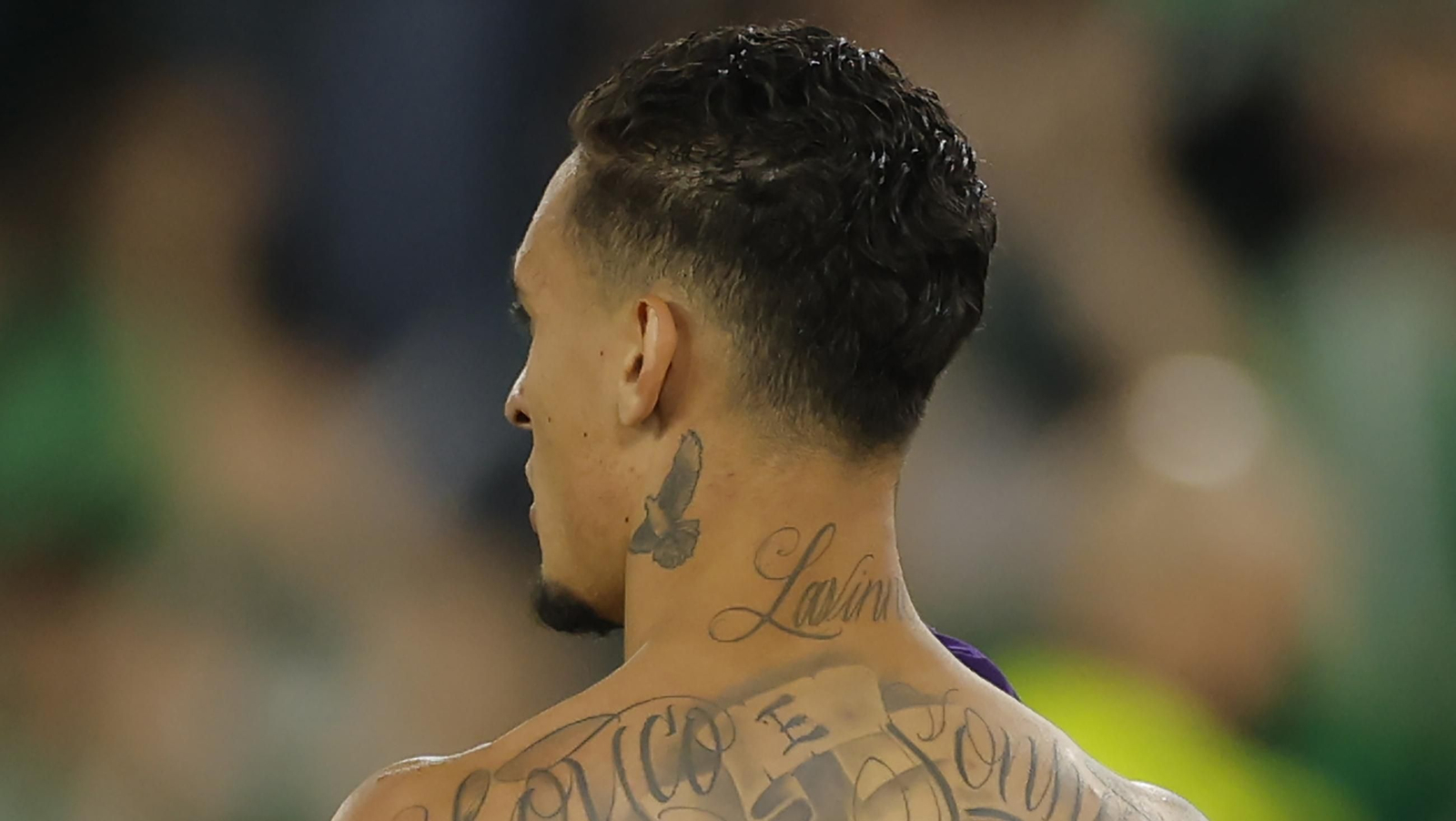 Antony luce un tatuaje muy 'rociero' en el cuello.