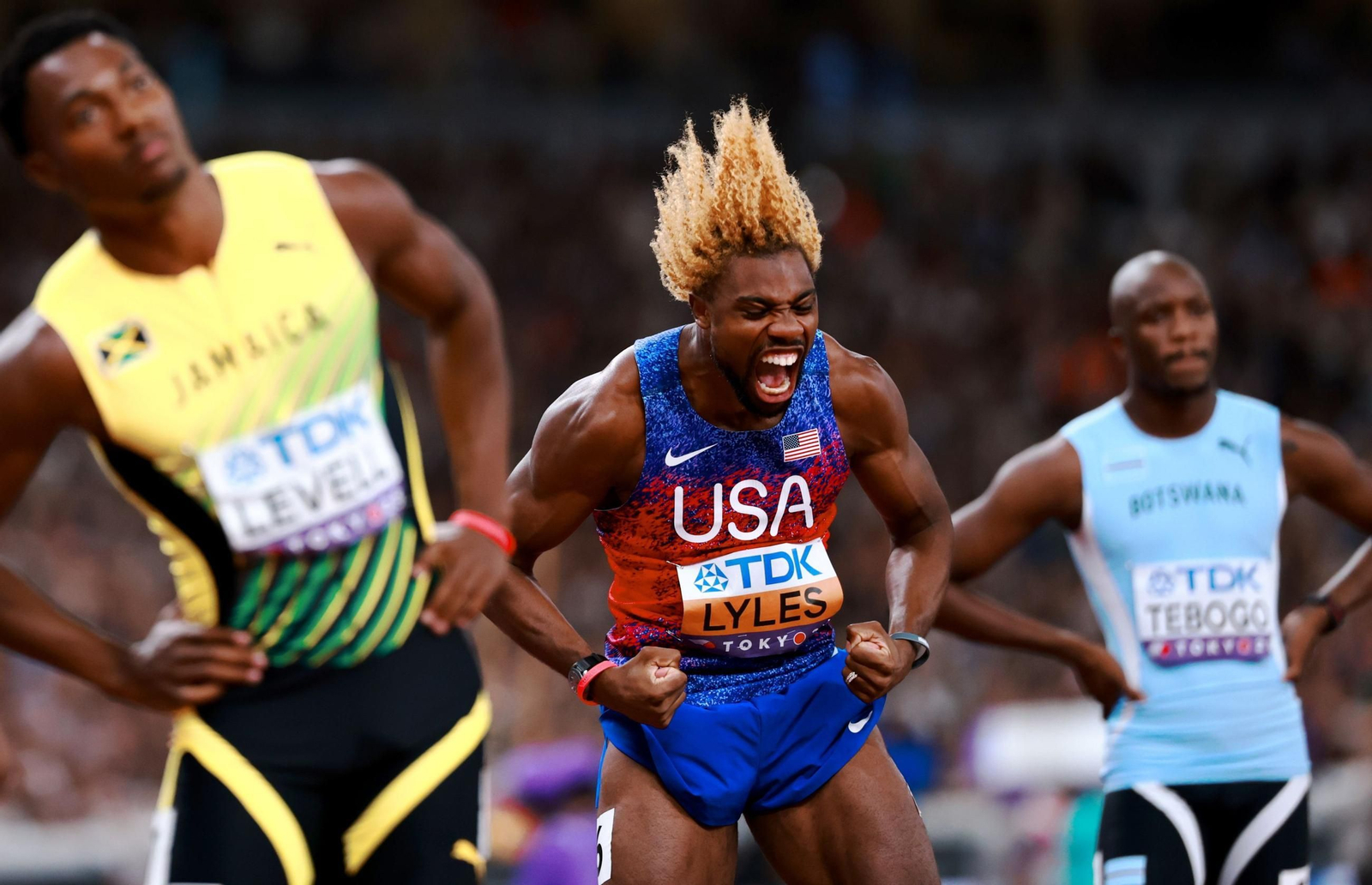 Noah Lyles celebra con rabia su triunfo en el 200.