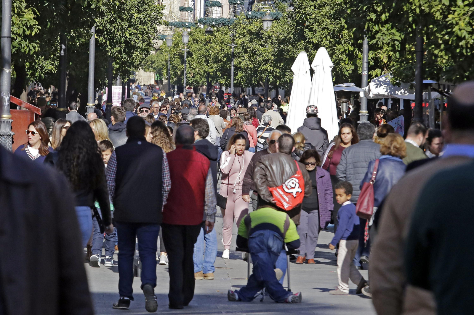 Aspecto que presentaba ayer de día la calle Larga, llena de gente.