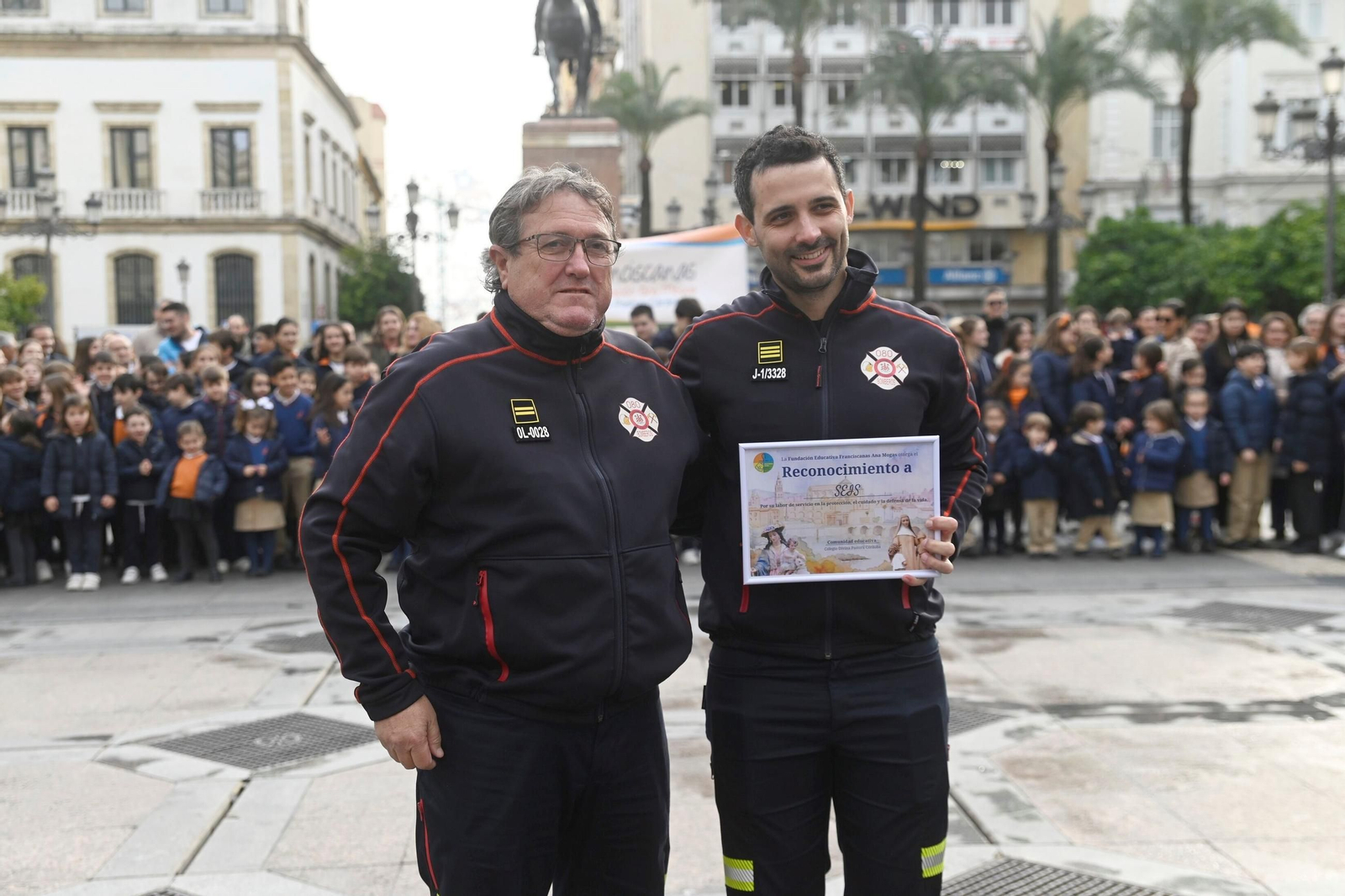 El reconocimiento del colegio Divina Pastora a los colectivos que protegen a los demás, en imágenes