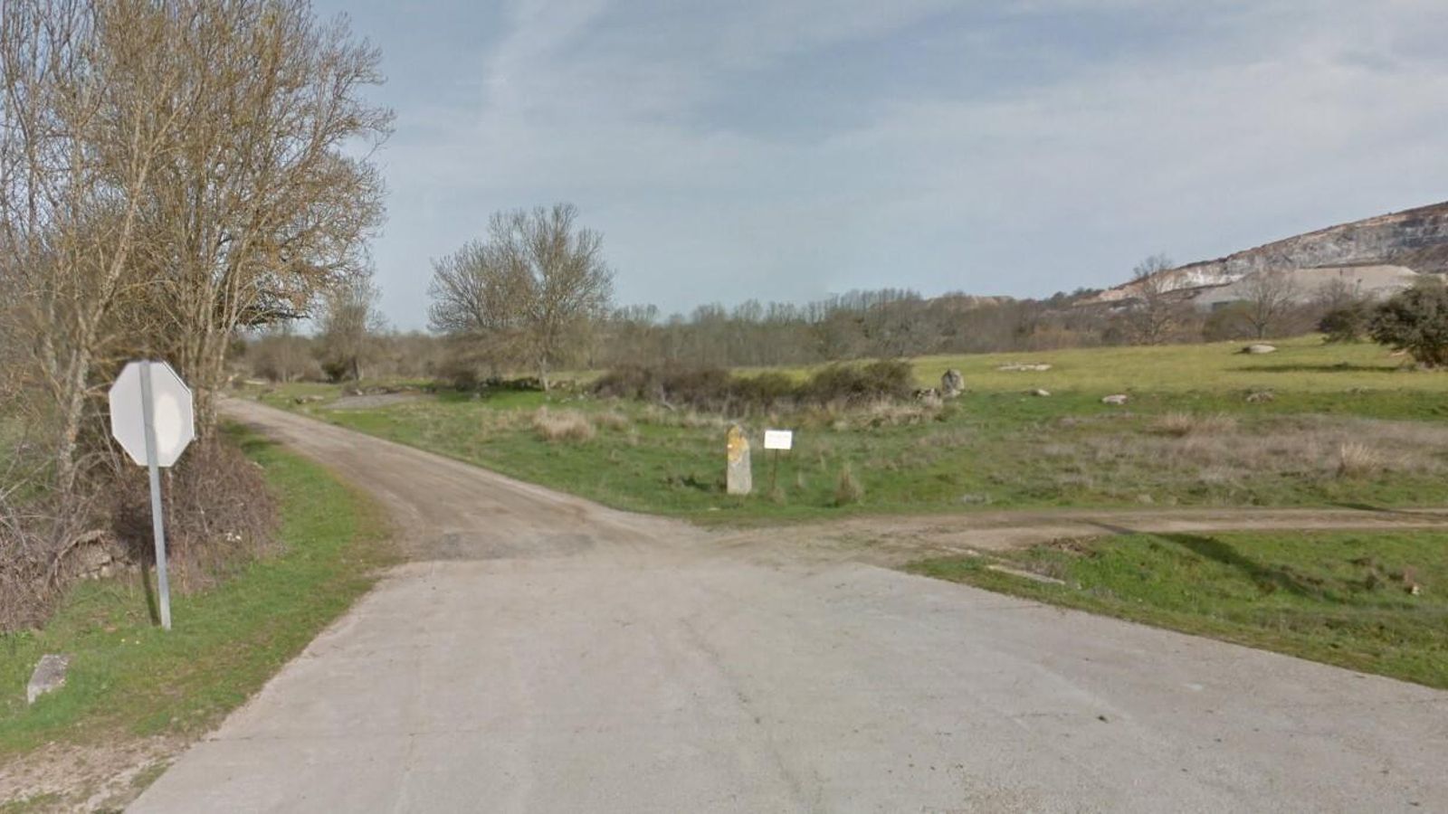 Tras Valdelacasa, seguimos una carretera. En este punto, salimos de ella. Al fondo, veremos una cantera.