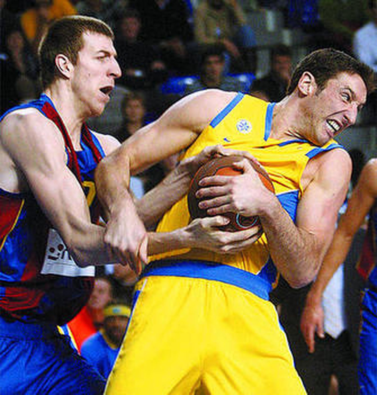 El azulgrana Fran Vázquez trata de arrebatarle la pelota a Green.