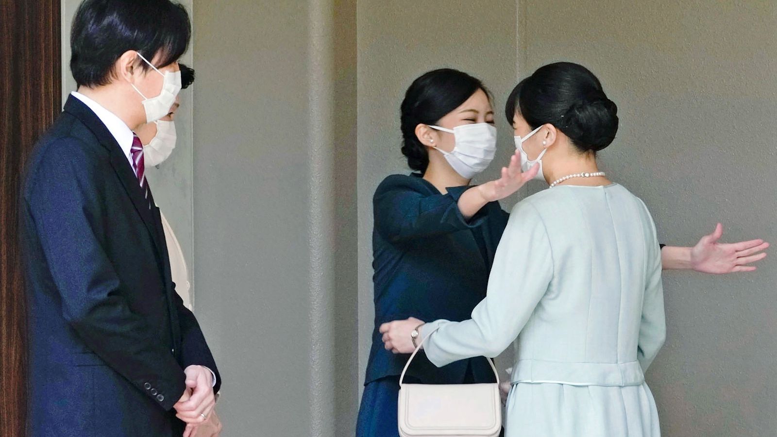 La hermana de Mako se despide de ella con un abrazo ante la mirada de sus padres.