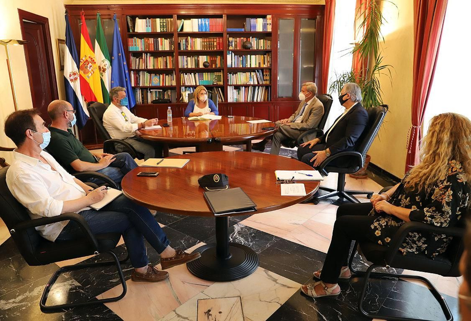 Reunión de la alcaldesa y el delegado de Seguridad con representantes de Horeca y Asunico.